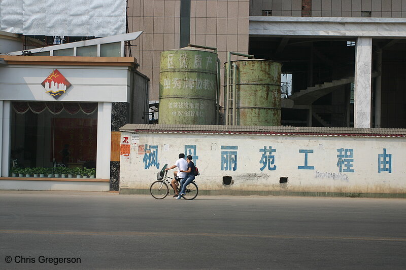 Photo of Couple Sharing Bicycle, Guilin, China(4236)