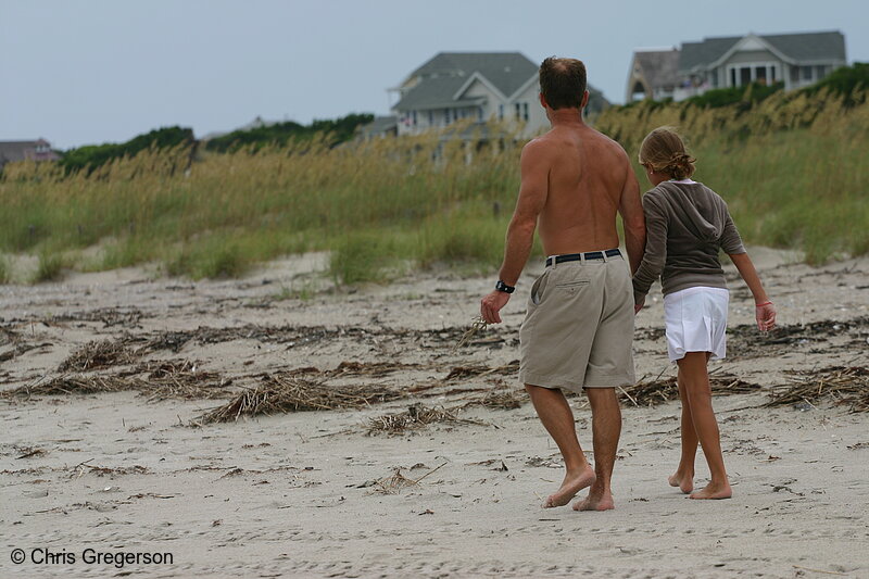 Photo of Father and Daughter, Walking on the Beach(4966)