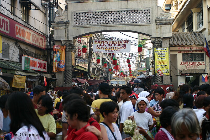 Photo of A Crowd of People Under the Archway of Quiapo Church (Right Wing)(5504)