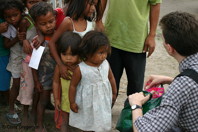Photo of Chris Giving Out Candies in Aeta Village(6030)