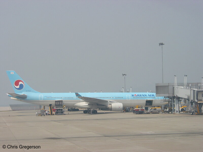 Photo of Korean Air Jet at the Gate, Hong Kong International Airport(6173)