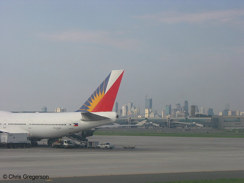 Photo of Philippine Airlines Jet and Makati Skyline, Manila(6175)