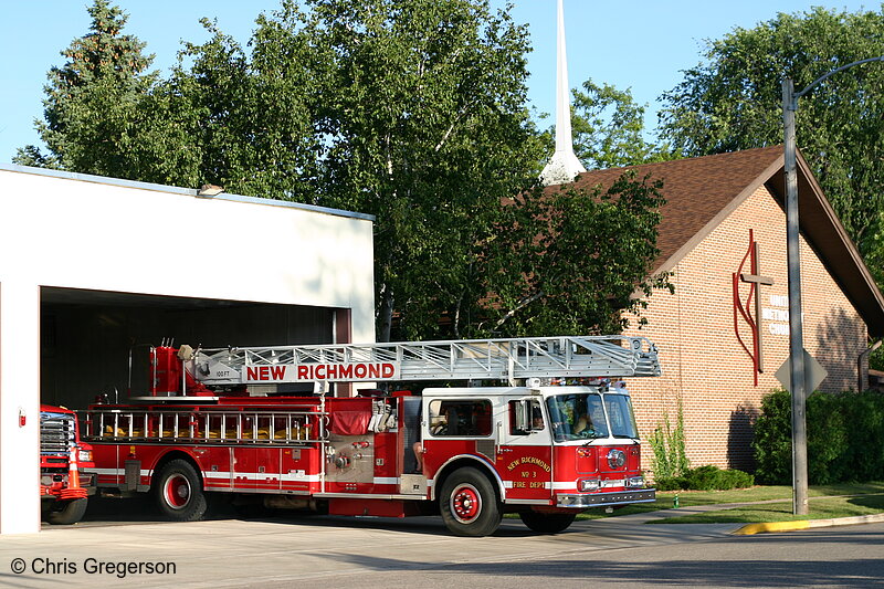 Photo of New Richmond Fire Department, Ladder Truck Leaving(6555)