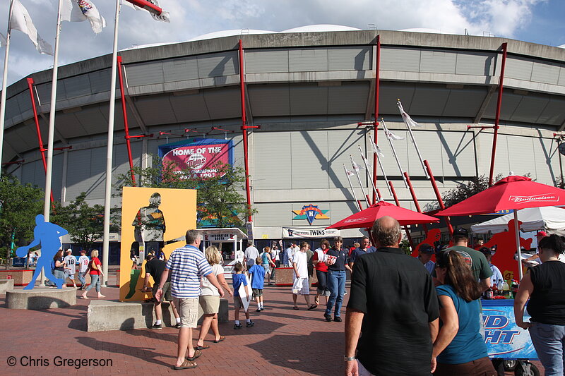 Photo of Twins Fans Arriving at the Metrodome(7324)