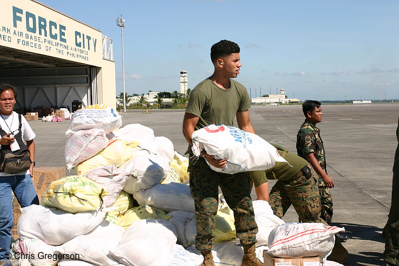 Photo of Philippine Air Force Soldier Loading Relief Supplies for Typhoon Victims(7563)